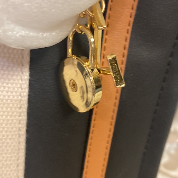 Adrienne Vittadini Montauk Tote w/AV Charm - Picture 2 of 9